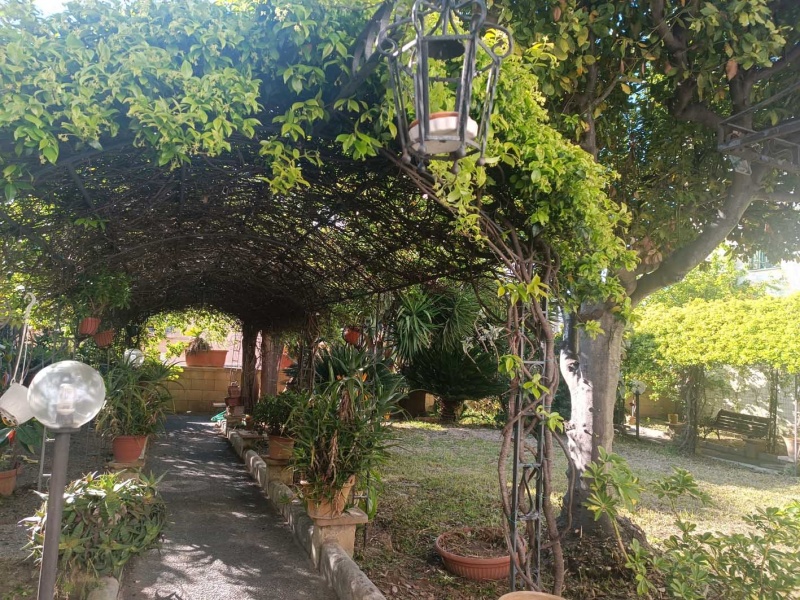 Vendesi a Lecce appartamento con giardino sulle mura 