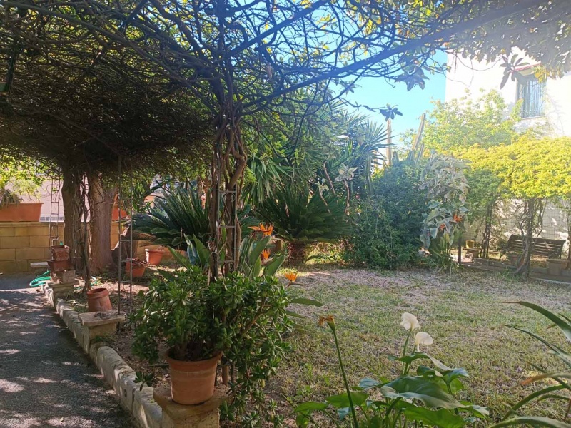 Vendesi a Lecce appartamento con giardino sulle mura 