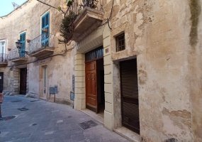 Vendesi a Lecce appartamento con giardino sulle mura 