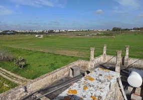 Vendesi casa rurale a Veglie con sei ettari di terreno agricolo