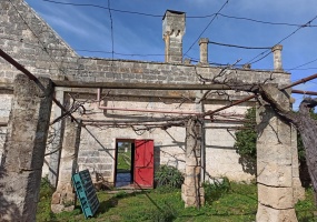 Vendesi casa rurale a Veglie con sei ettari di terreno agricolo